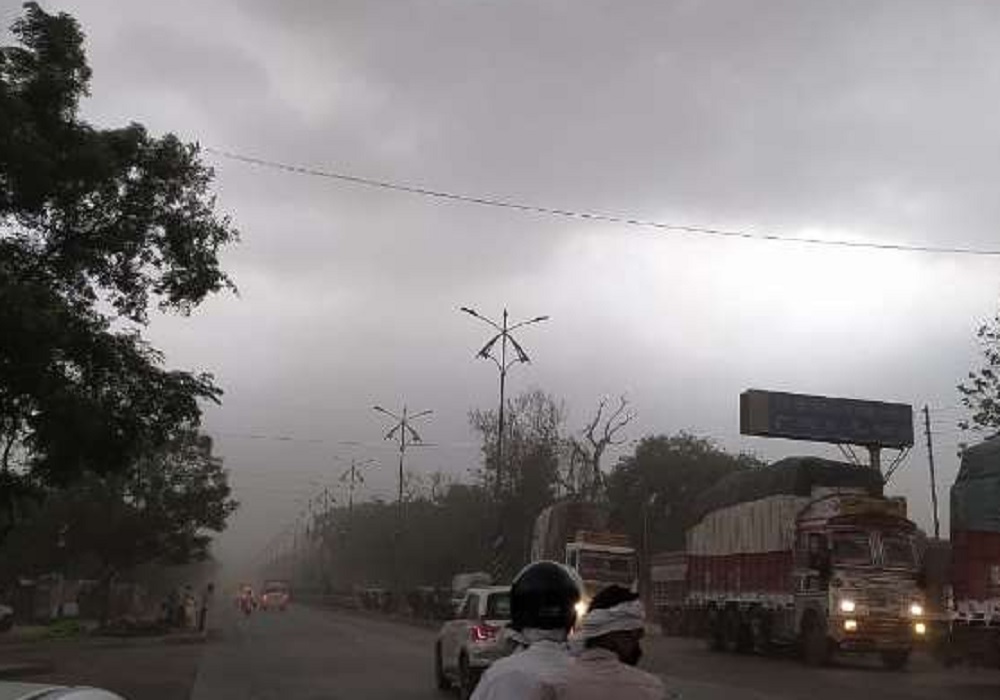 गोरखपुर में मौसम का बदला मिजाज, तेज हवा संग बारिश और ओलावृष्टि हुई