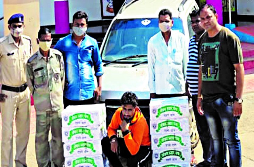 लॉकडाउन में महाराष्ट्र से लग्जरी कार में शराब की तस्करी करते युवक गिरफ्तार, दो लाख का शराब जब्त