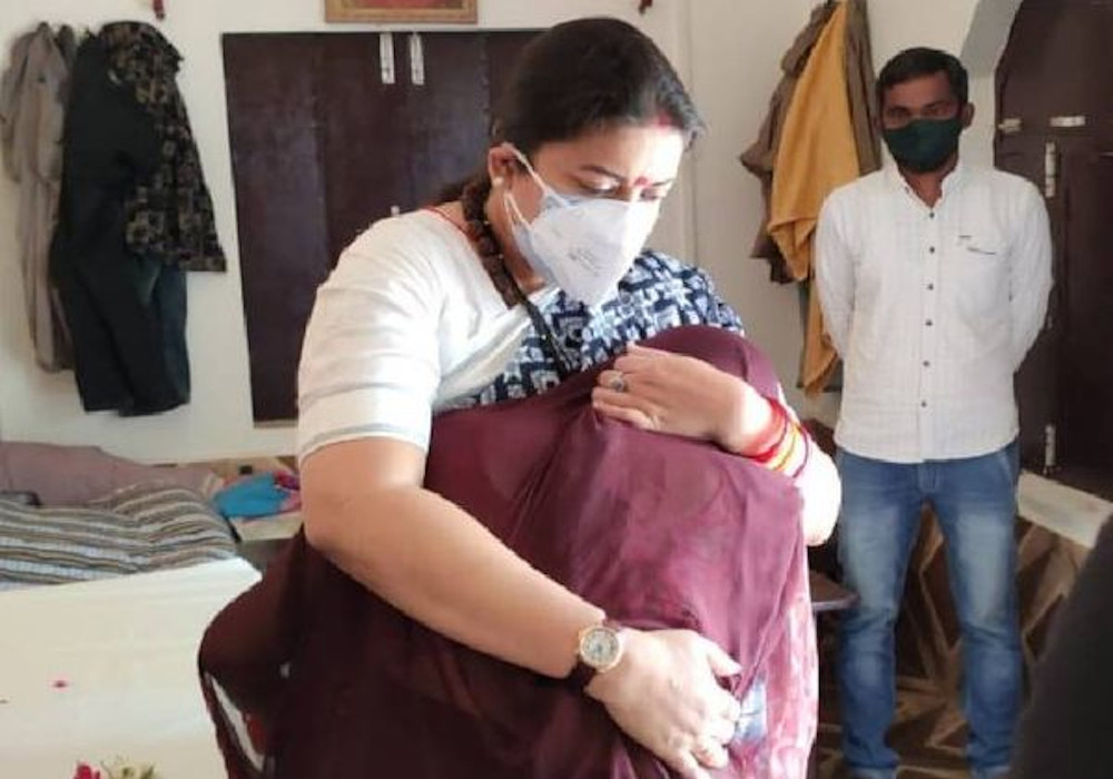 भाजपा विधायक दल बहादुर कोरी के घर पहुंची केंद्रीय मंत्री स्मृति