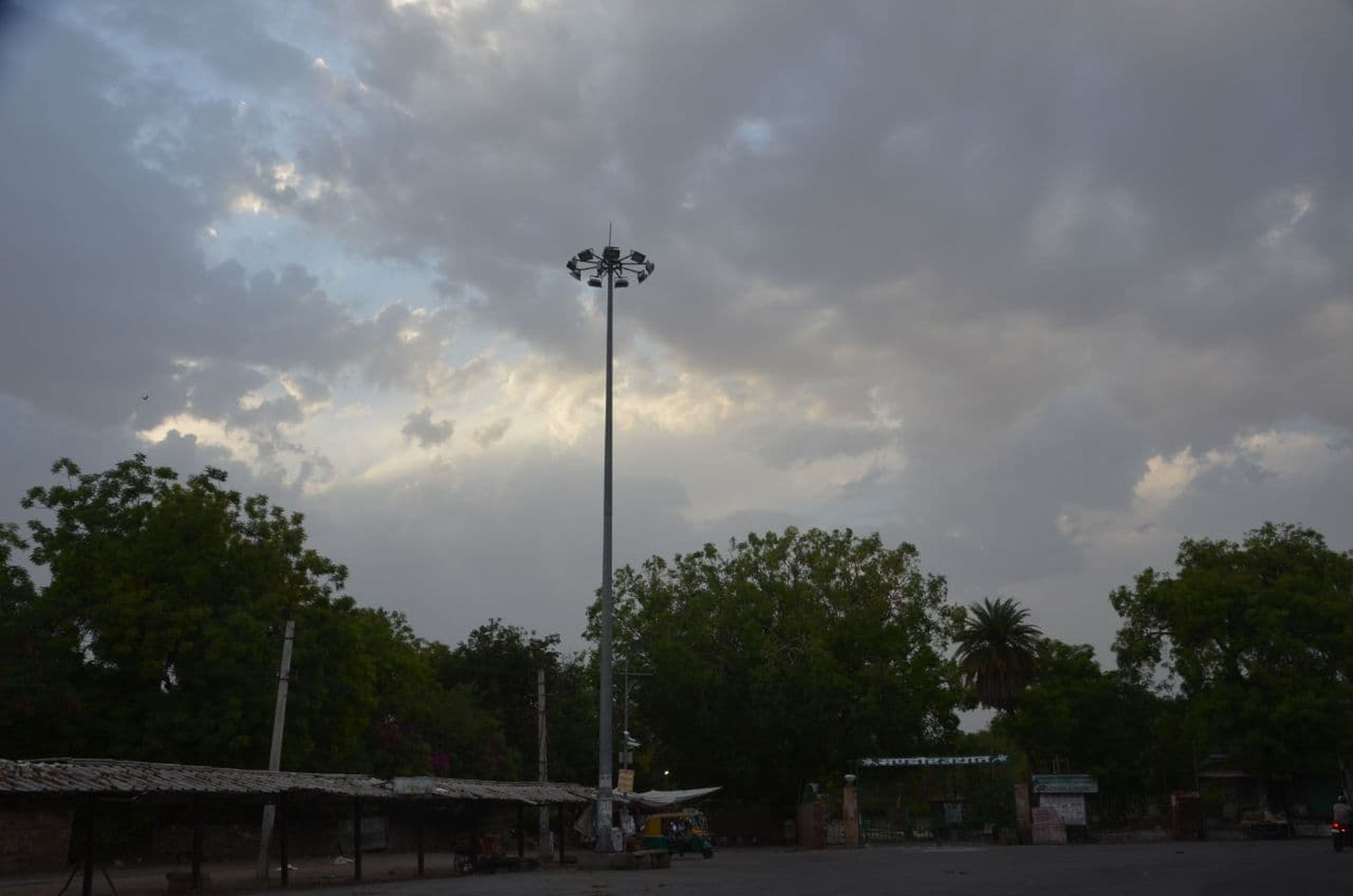 शहर में शाम को आए बरसात बादल, गांवों में बूंदाबांदी-बौछारें