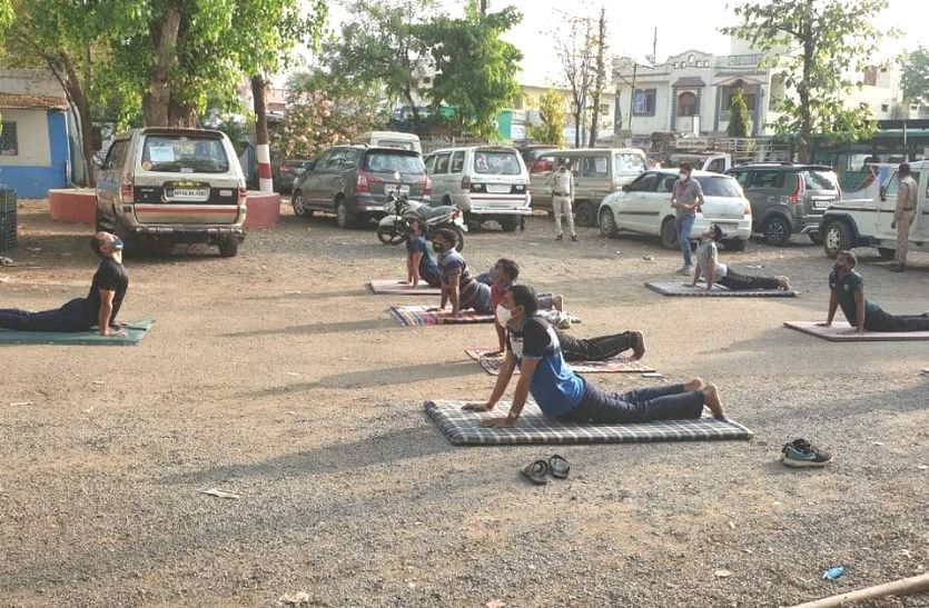  Police staff is increasing immunity by doing yoga
