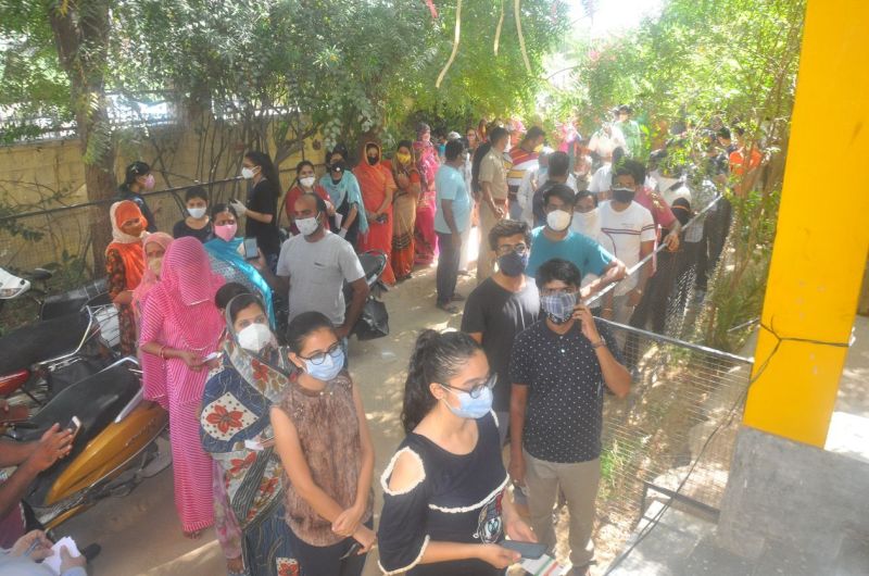वैक्सीनेशन में युवाओं ने दिखाया उत्साह, सोशल डिस्टेंस भूले