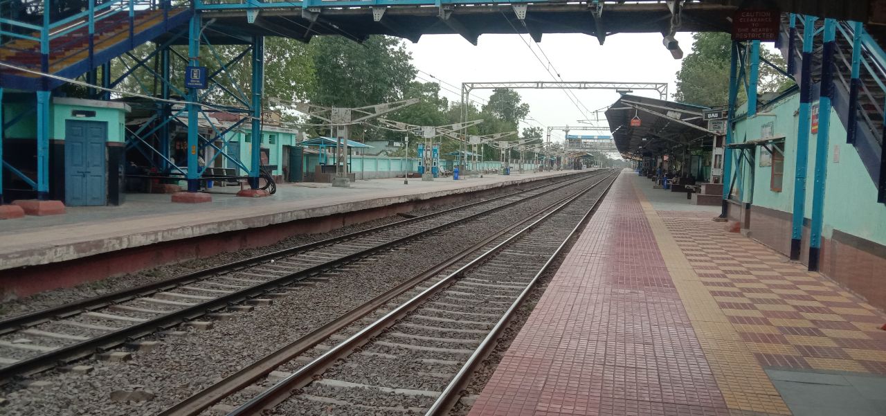  The number of passengers reduced in trains due to fear of Corona, then the wheels of the rail will not come to a stand, silence prevails at the station