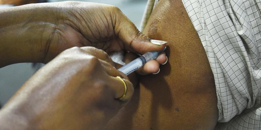 कर्नाटक में समय से टीके की खुराक नहीं मिलने से बढ़ी परेशानी