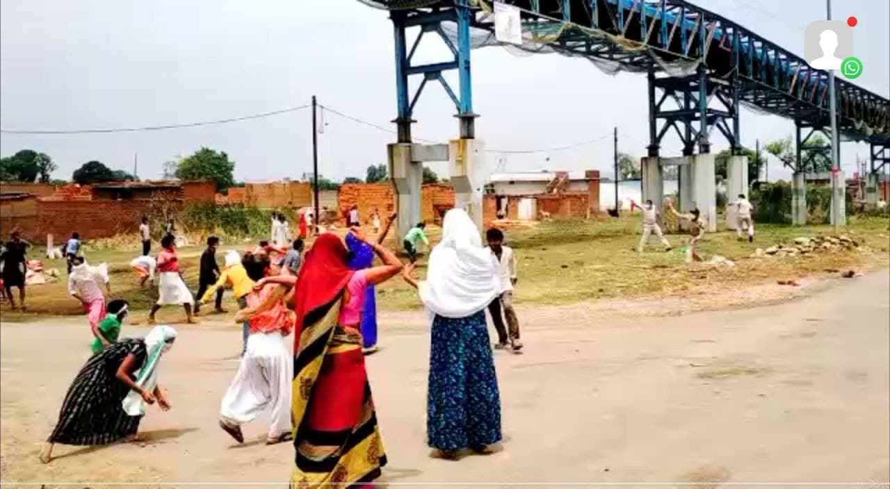 women pelted stones on singrauli police  officers