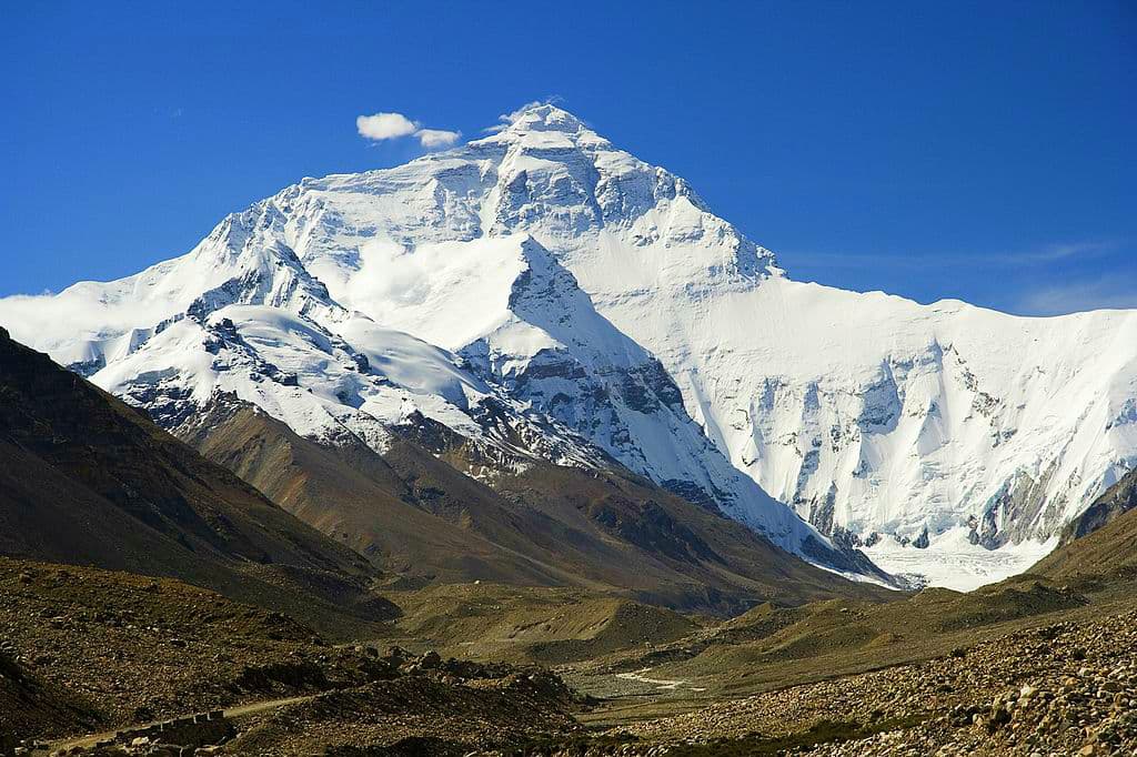 China will make border line on Mount Everest due to coronavirus