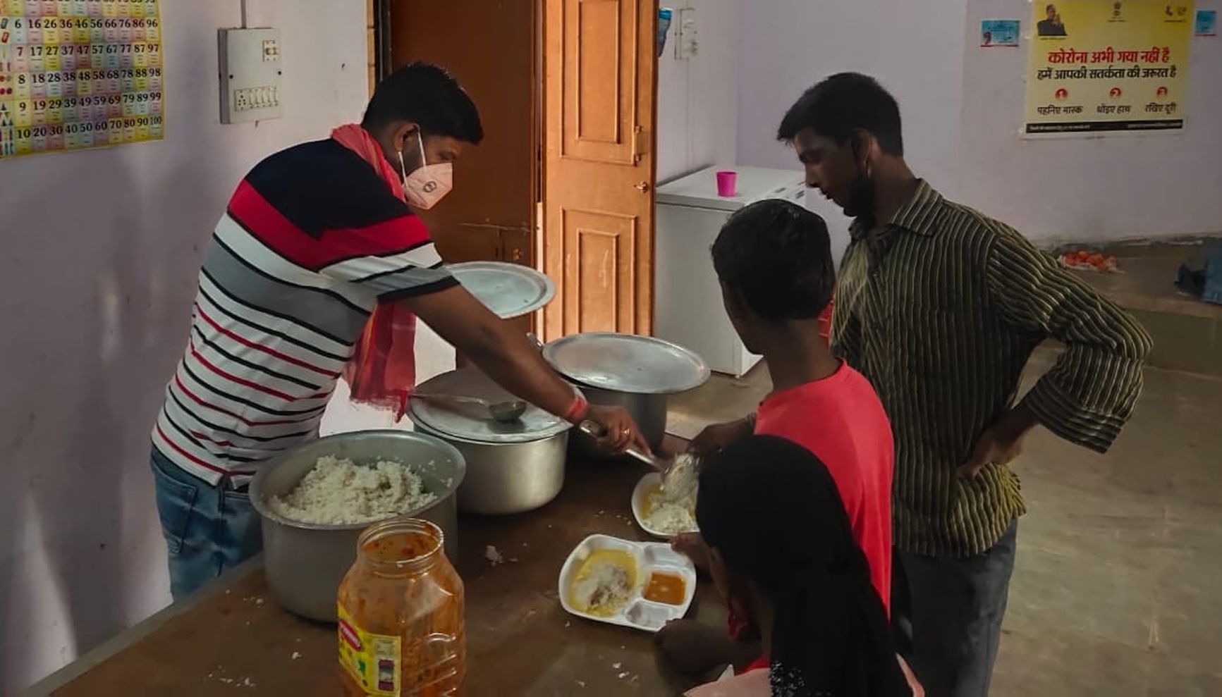मृत्युभोज की बजाय इन्दिरा रसोई में जरुरतमंदों को करवाया भोजन