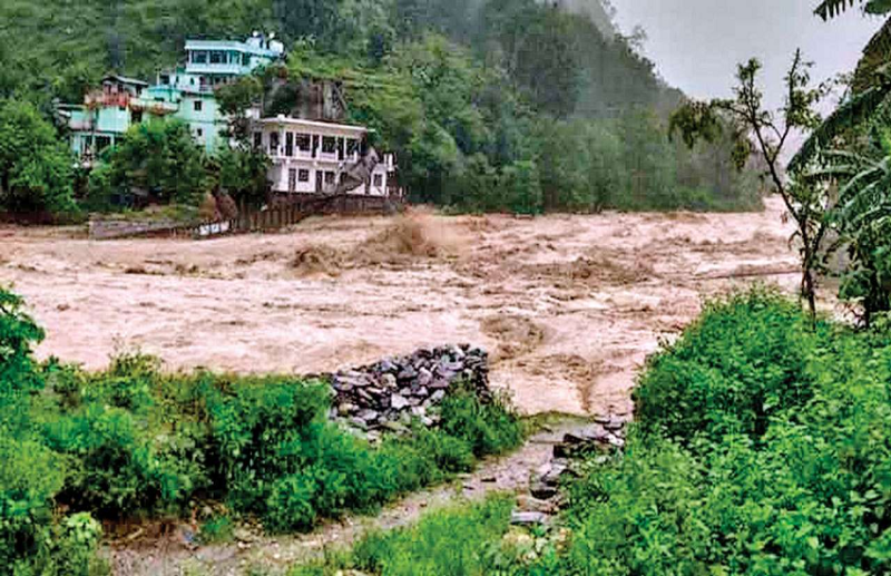 Uttarakhand: टिहरी में बादल फटा, कई दुकानें और मकान क्षतिग्रस्त