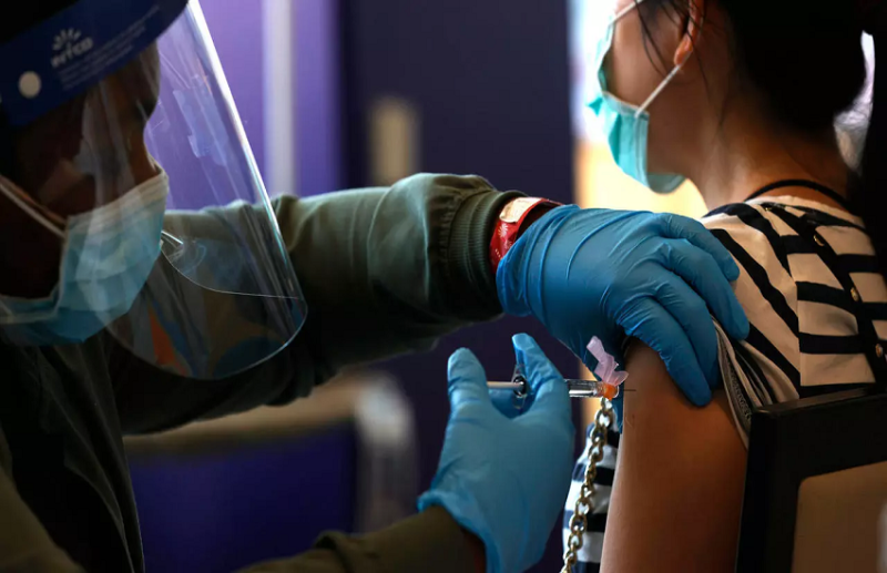 क्या बेअसर है कोरोना वैक्सीन? सबसे ज्यादा वैक्सीनेशन के बावजूद इस देश में बढ़े दोगुने केस