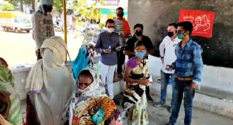 वैनगंगा मजदूर यूनियन ने मजदूरों को उपलब्ध कराए मास्क एवं सेनेटाइजर