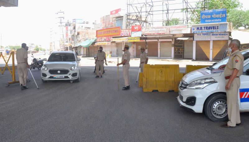 लॉकडाउन पालना की सख्ती, बिना वजह घूमने पर पुलिस ने समझाया... घर में रहो