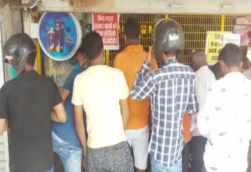 शराब की दुकान खुलने से शराबी खुश, बोले- अब भाग जाएगा कोरोना, अब खोलें देसी शराब की भी दुकानें