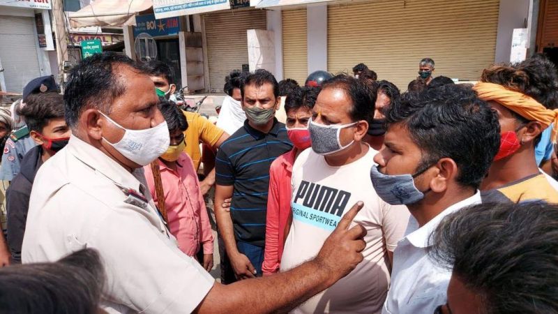 हनुमानगढ़: सब्जी सड़क पर फेंककर रेहड़ीवालों ने जताया रोष