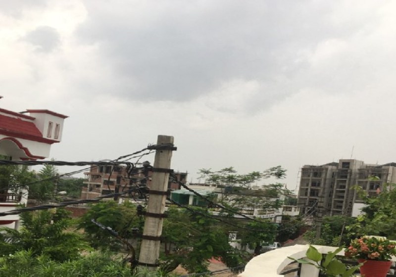 लखनऊ में काले बादलों ने डाला डेरा, तेज हवाएं और जमकर हुई बारिश