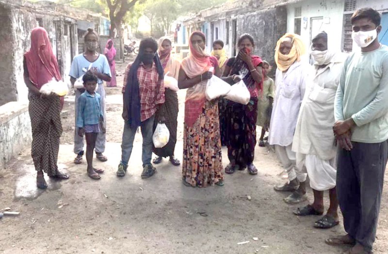 महामारी से महामुकाबला - जरूरतमंद लोगों को नि:शुल्क खाद्य सामग्री के किट बांटे