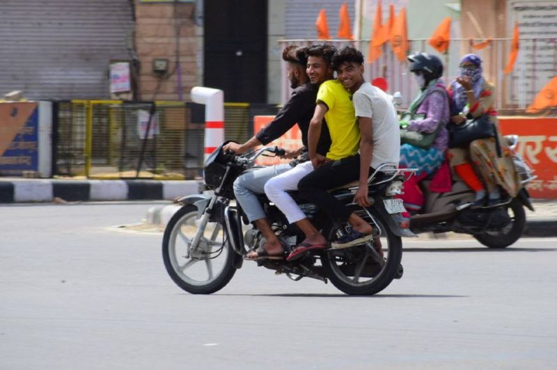 इन्हें कोरोना व पुलिस दोनों का डर नहीं