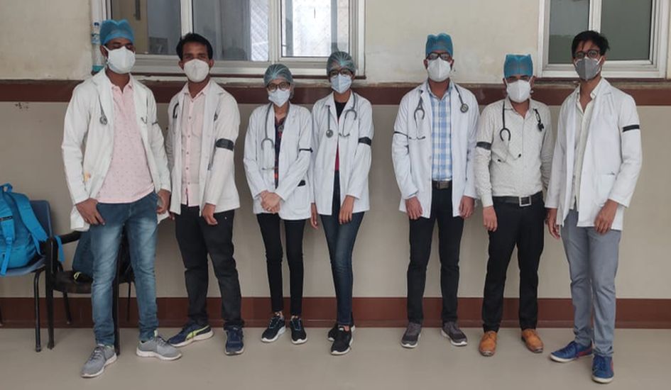 इंटर्न चिकित्सकों का काली पट्टी बांध विरोध जारी