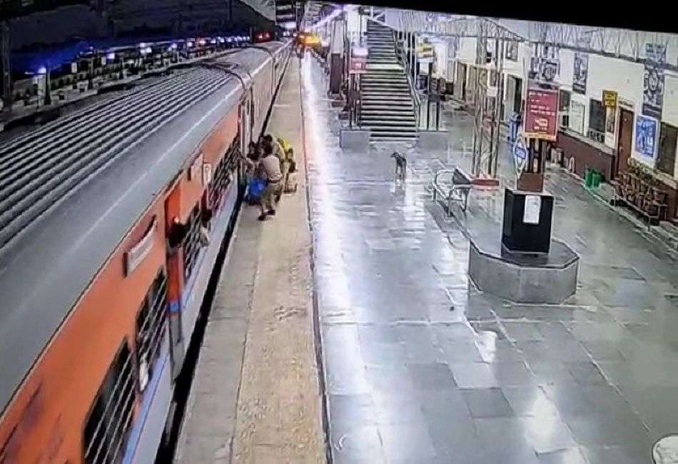 चलती ट्रेन में चढऩे के प्रयास में गिरी महिला, यात्रियों व आरपीएफ के जवानों ने भागकर बचाई जान