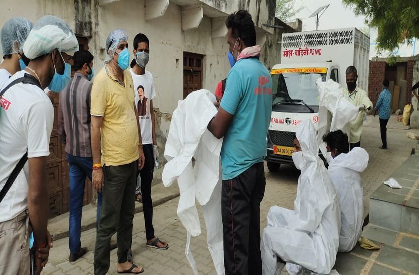 पांच घंटे तक शव पड़ा रहा, लेकिन किसी ने हाथ नहीं लगाया
