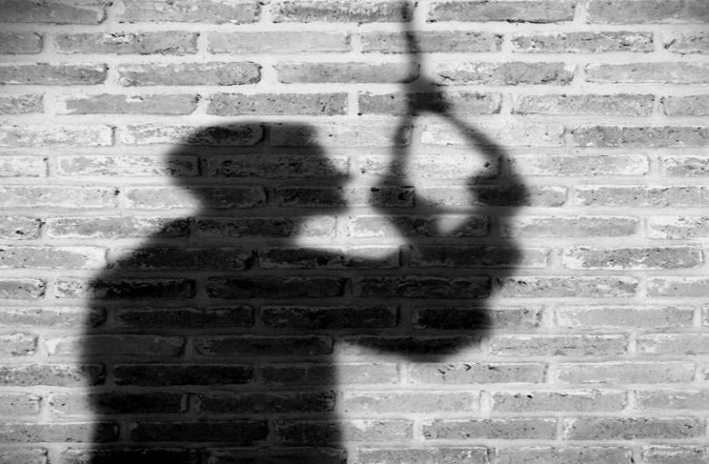 पेड़ में लटका मिला युवक का शव, सुसाइडल नोट में लिखा डॉक्टर को दिया था नौकरी लगाने 3 लाख रुपए