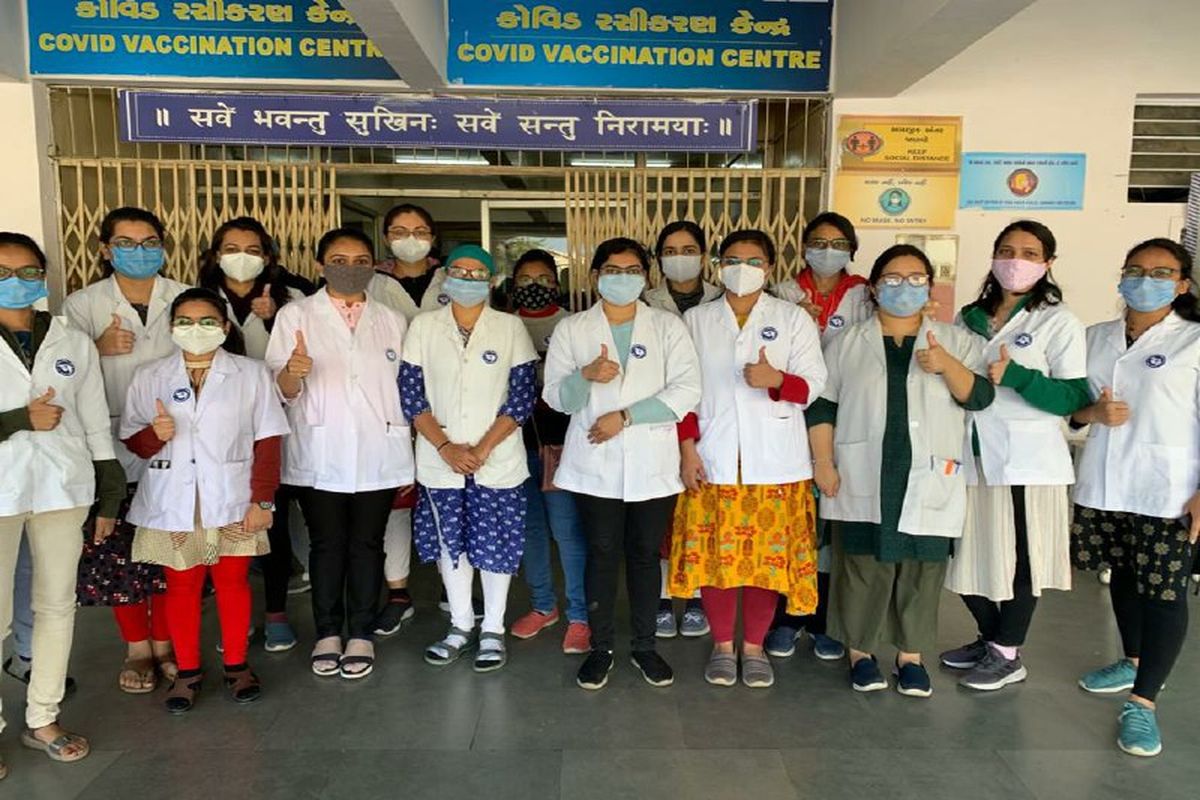 Gujarat: गुजरात हाईकोर्ट ने केन्द्र से कहा, आम जन की जानकारी के लिए टीकाकरण नीति बताएं