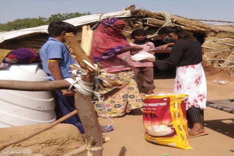 .कच्ची बस्ती के जरुरतमंदों को बांट रहे खाद्य सामग्री