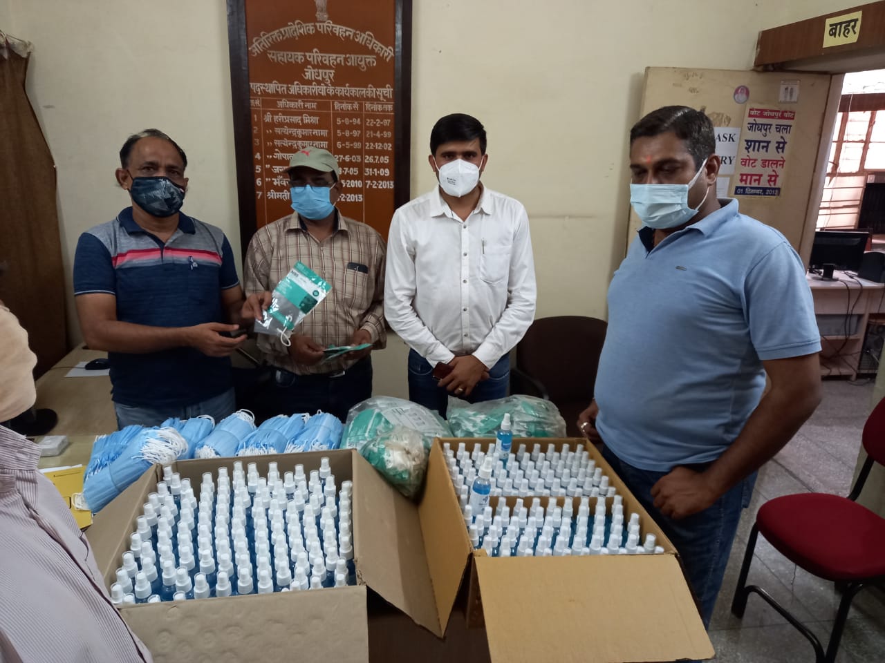 आरटीओ कर्मियों को मास्क व सेनिटाइजर भेंट