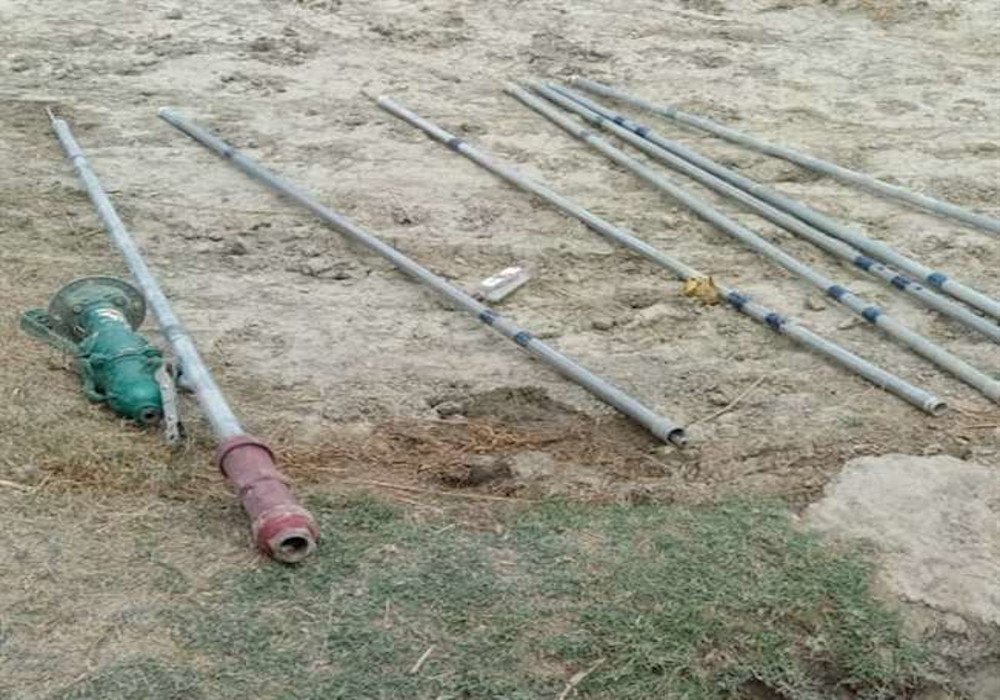 चुनाव जीतने के लिए किसानों से किए बड़े-बड़े वादे, हार जाने पर रातोंंरात उखाड़ फिकवाया हैंडपंप