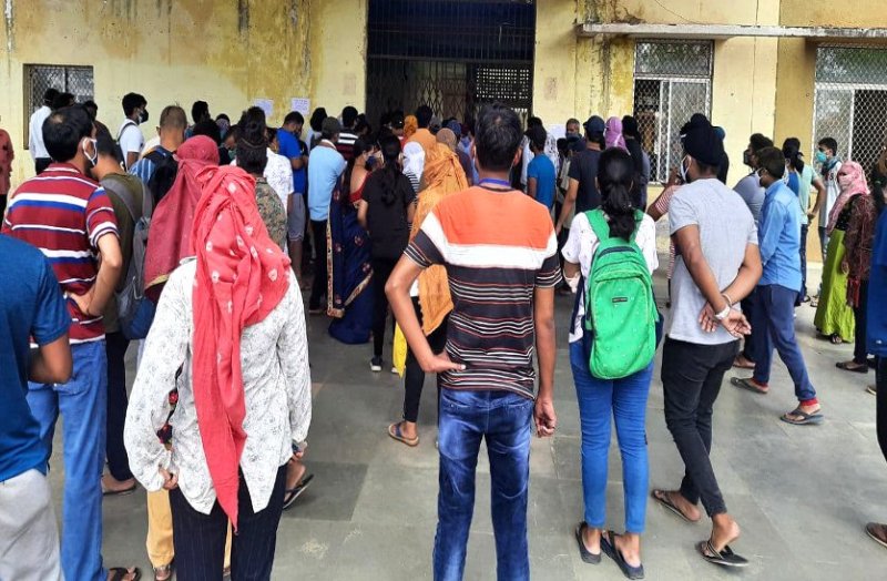 18+ टीका, CM के गृह जिले में पार्षदों और नेताओं के कब्जे में वैक्सीनेशन सेंटर, भीड़ बाहर खड़ी ये अपनों को बुलाकर लगवा रहे वैक्सीन