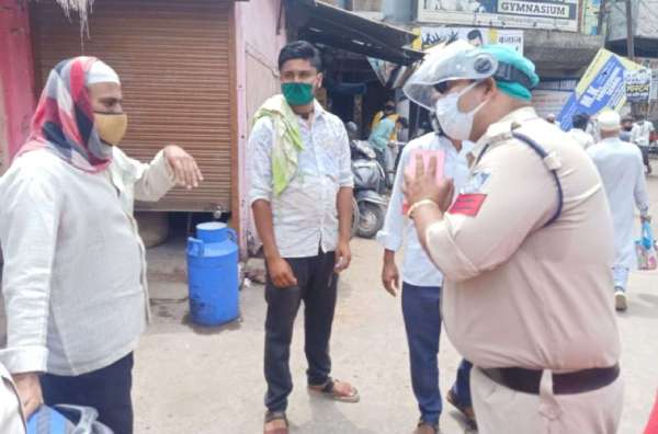  Police saw Gandhigiri, folded hands and said stay inside