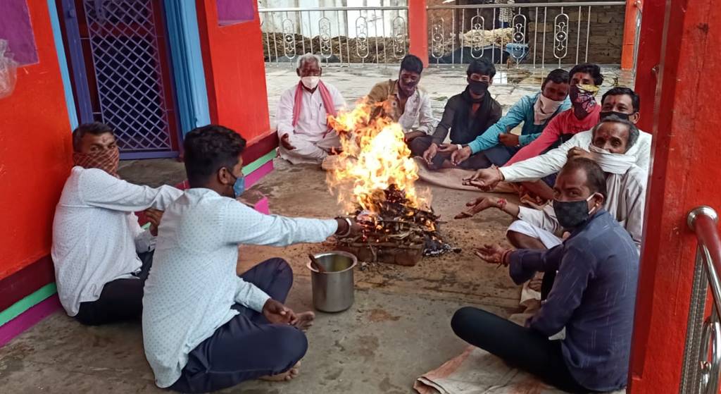 मंदिरों में किए हवन, दी आहुतियां