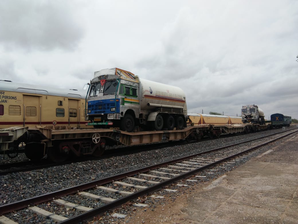 RAILWAY--- ग्रीन कॉरिडोर बनाकर चलाई पहली ऑक्सीजन स्पेशल ट्रेन