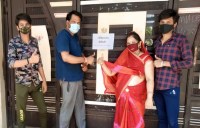 घर के बाहर लिखा वैक्सीनेटेड फैमेली..