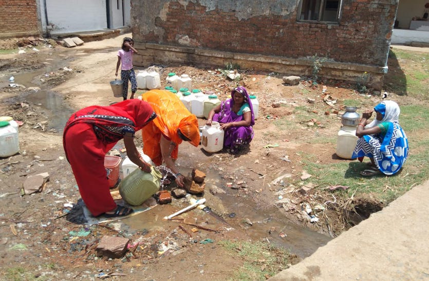 Women filling water in Khamtara village.