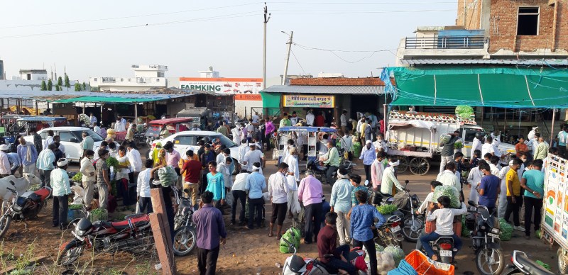 लालसोट में सब्जी मंडी बंद तो सड़क पर कारोबार चालू