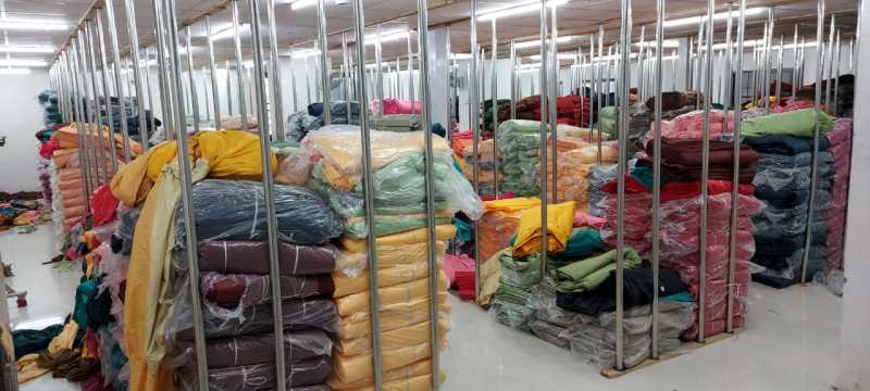 SURAT KAPDA MANDI: स्टॉक माल की कपड़ा व्यापारियों को होने लगी फिक्र