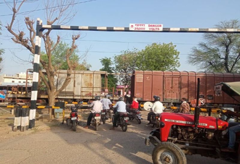 जम्मूतवी-जैसलमेर इंटरसिटी एक्सप्रेस का पावर फैल, सवा घंटे रेल यातायात रहा प्रभावित