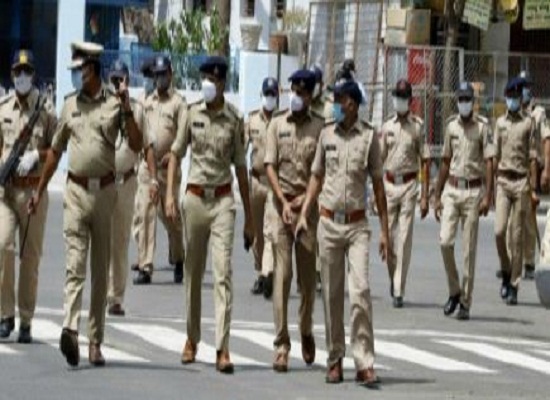 Gujarat police Raided Coaching Centre in Rajkot found 555 student without wearing mask owner arrest