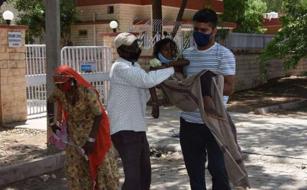 Watch- फुटपाथ पर बैठी बीमार बच्ची को एबीवीपी कार्यकर्ता ने पहुंचाया अस्पताल