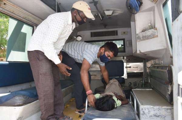 Watch- फुटपाथ पर बैठी बीमार बच्ची को एबीवीपी कार्यकर्ता ने पहुंचाया अस्पताल