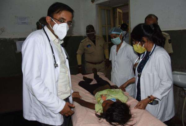 Watch- फुटपाथ पर बैठी बीमार बच्ची को एबीवीपी कार्यकर्ता ने पहुंचाया अस्पताल