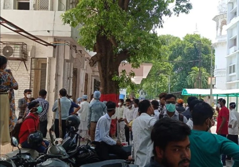 Quick Read: केजीएमयू में विरोध, पहली सैलरी मिलने से पहले ही निकालने का फरमान