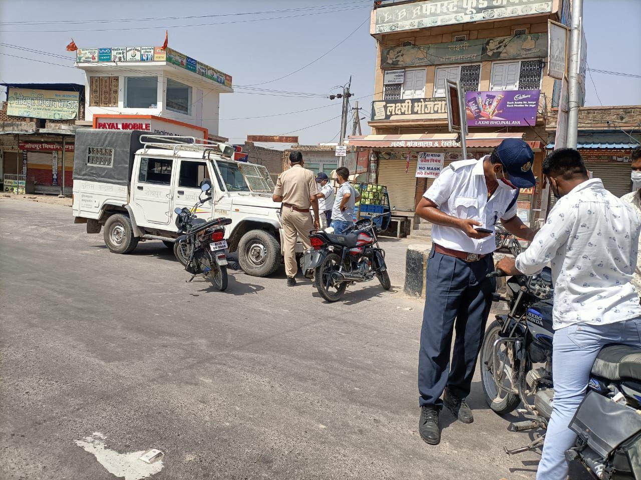 बिना काम घर से निकलने पर पुलिस ने खिलाई हवालात की हवा