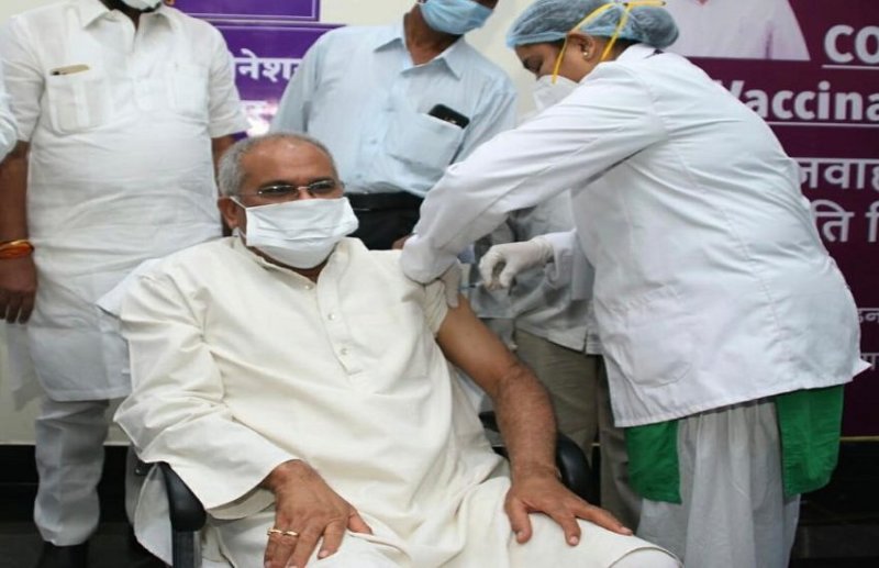 मुख्यमंत्री भूपेश बघेल ने कोरोना से बचाव के लिए टीका की दूसरी डोज लगवाई