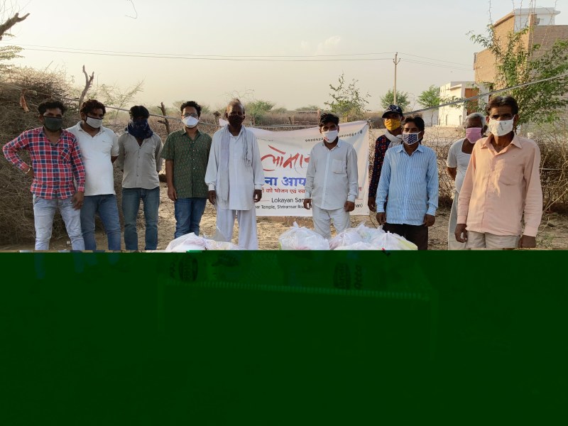 लोक कलाकारों को वितरित की राशन सामग्री