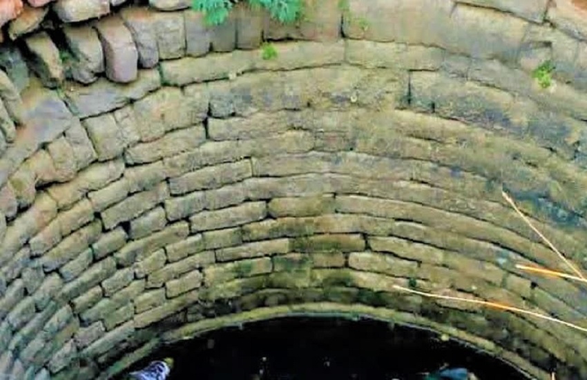 कुएं में गिरने से महिला की मौत