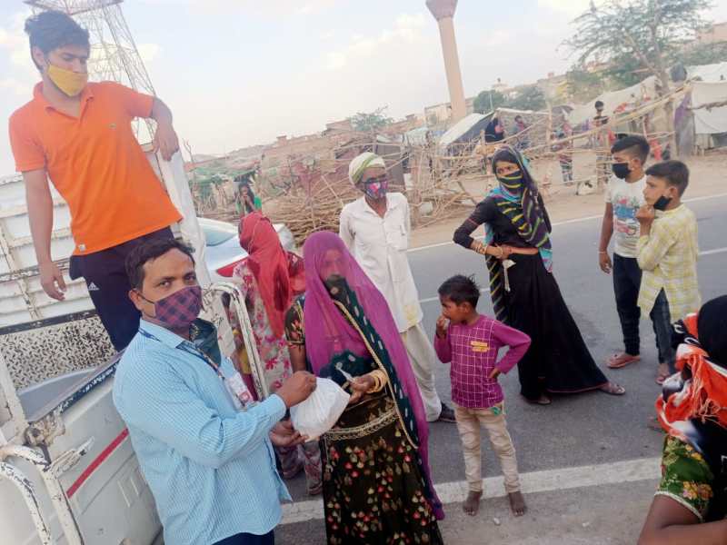 130 परिवारों को 1600 भोजन पैकेट्स वितरित