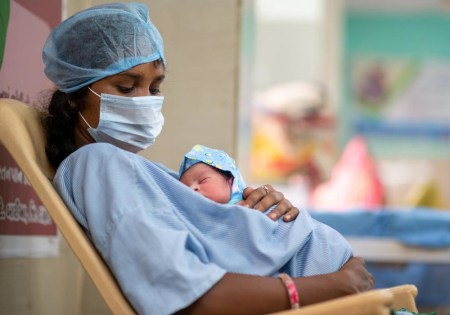 यूपी में अनोखा मामला, पूर्ण रूप से स्वस्थ महिला ने कोरोना संक्रमित बच्ची को दिया जन्म