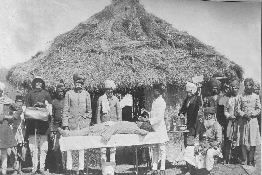 102 साल पहले भी लगा था लॉकडाउन, घर आकर 'अठ्ठनी में लगाई थी वैक्सीन