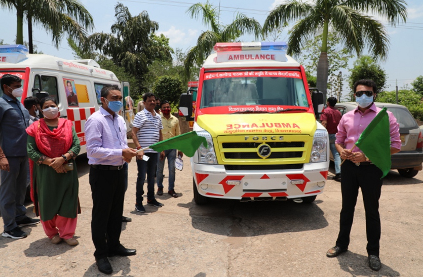 In the presence of Collector Priyank Mishra and Yash Pathak, both ambulances were flagged off in the Collectorate premises.